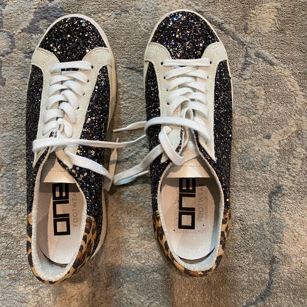 One Footwear Sari Sneaker